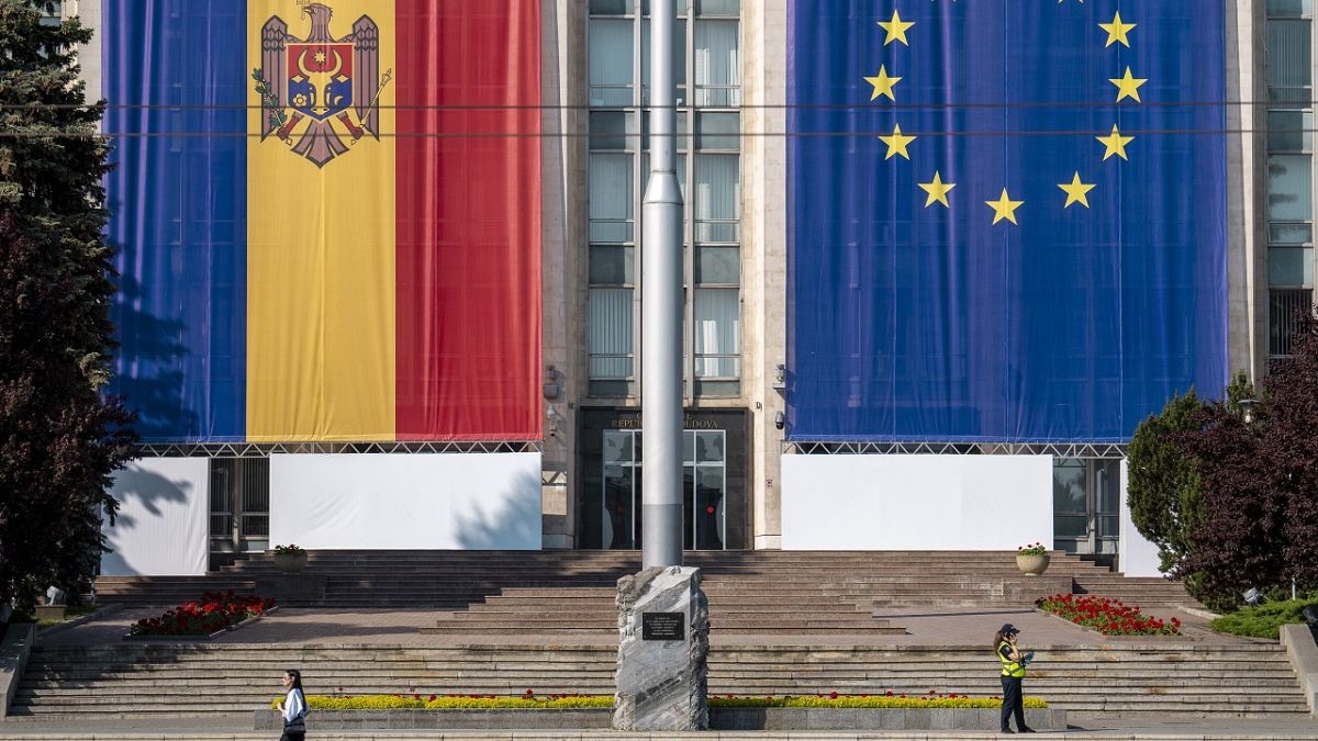 Moldova Narrowly Approves Pro-EU Constitutional Amendments
