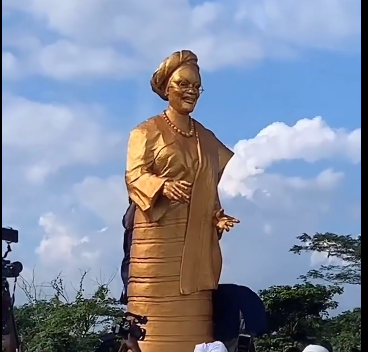 Ooni Honoura Oluremi Tinubu with Golden Statue